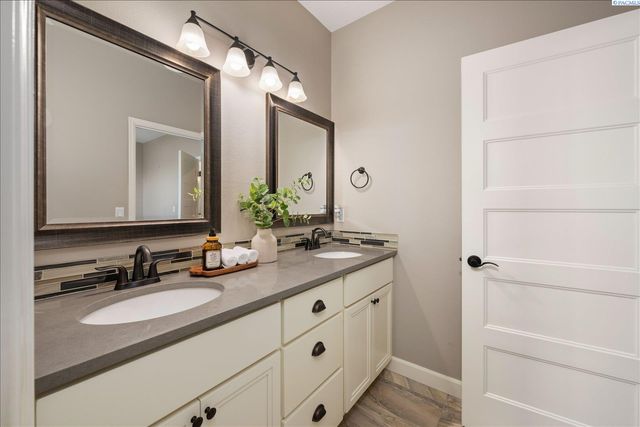 6045 W 41st Ave, Kennewick, WA 99338