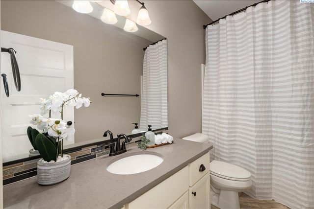 6045 W 41st Ave, Kennewick, WA 99338