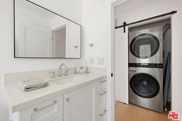 2350 Landa Street, Los Angeles, CA 90039