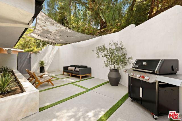 2350 Landa Street, Los Angeles, CA 90039