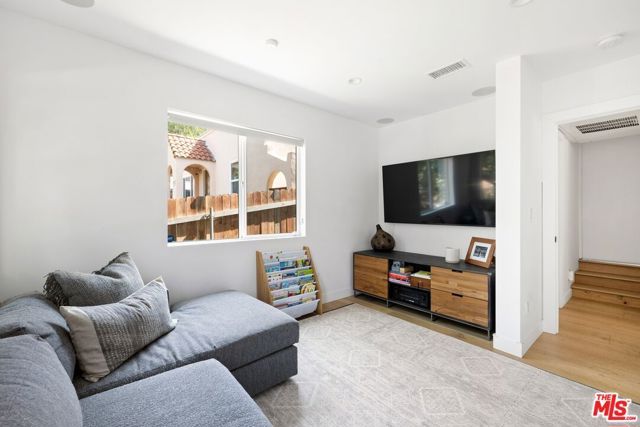 2350 Landa Street, Los Angeles, CA 90039