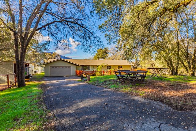 40733 Big Oak Flat Road N, Oakhurst, CA 93644