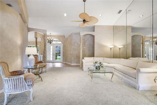 811 PITCH APPLE LN, Naples, FL 34108