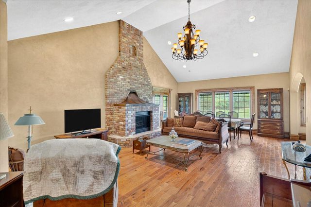 1369 E Anthony Street E, Springfield, MO 65804