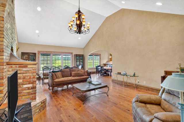 1369 E Anthony Street E, Springfield, MO 65804