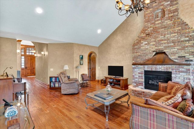 1369 E Anthony Street E, Springfield, MO 65804