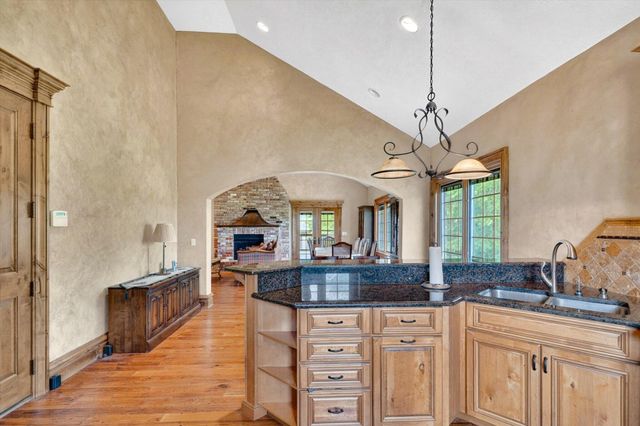 1369 E Anthony Street E, Springfield, MO 65804