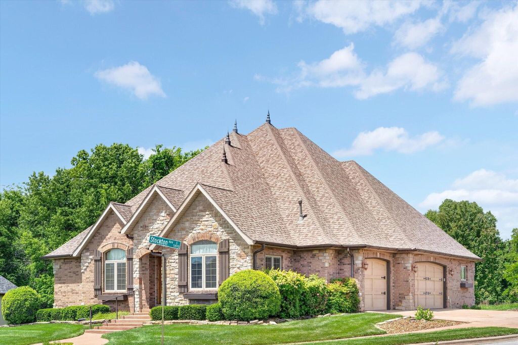 1369 E Anthony Street E, Springfield, MO 65804