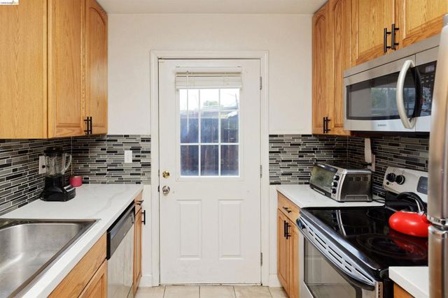 10 10 Leighty Ct 5, Hayward, CA 94541