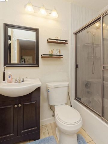 10 10 Leighty Ct 5, Hayward, CA 94541