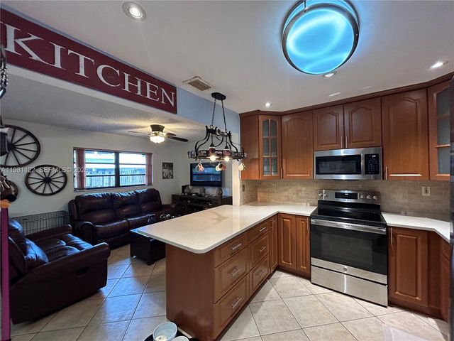 10818 SW 72nd St 154, Miami, FL 33173