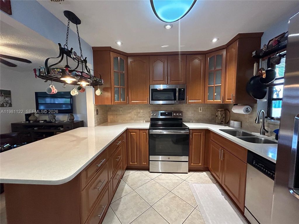 10818 SW 72nd St 154, Miami, FL 33173