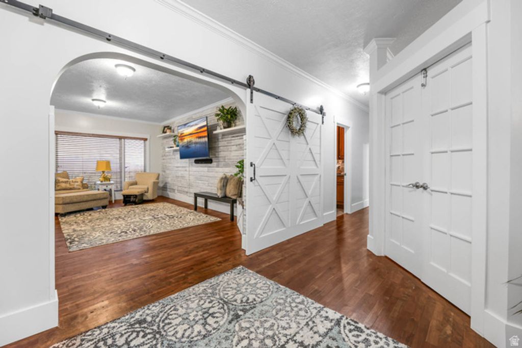 Image 5 of property listing at 2342 E CHARROS RD, Sandy, UT 84092
