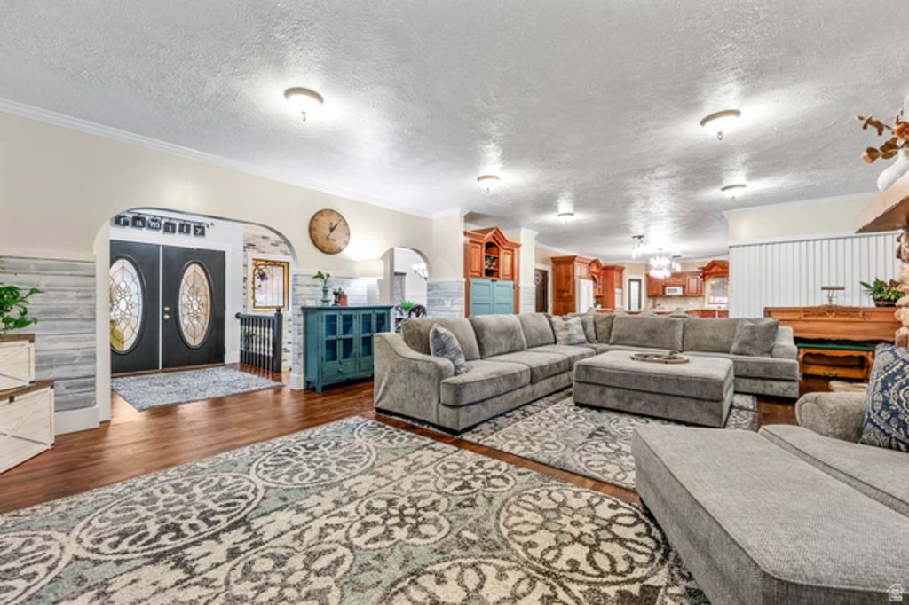 Image 7 of property listing at 2342 E CHARROS RD, Sandy, UT 84092