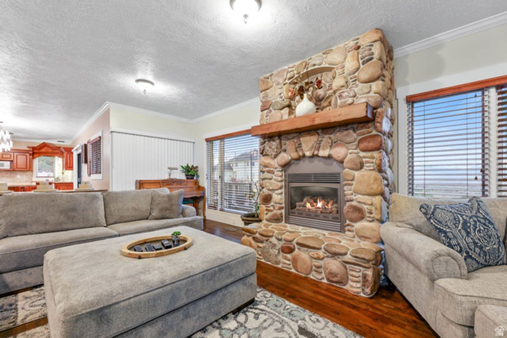 Image 8 of property listing at 2342 E CHARROS RD, Sandy, UT 84092