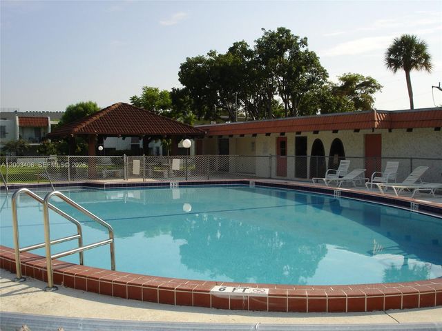 8701 SW 141st St L8, Palmetto Bay, FL 33176