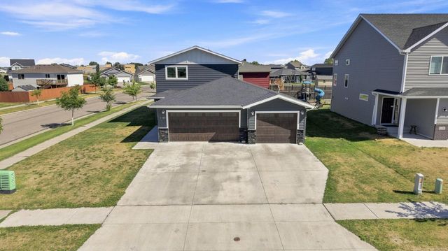 1102 LILAC Lane, Moorhead, MN 56560