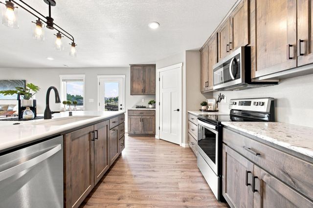 1102 LILAC Lane, Moorhead, MN 56560