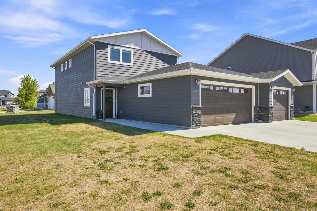 1102 LILAC Lane, Moorhead, MN 56560