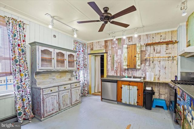 2104 LAKE AVE, Baltimore, MD 21218
