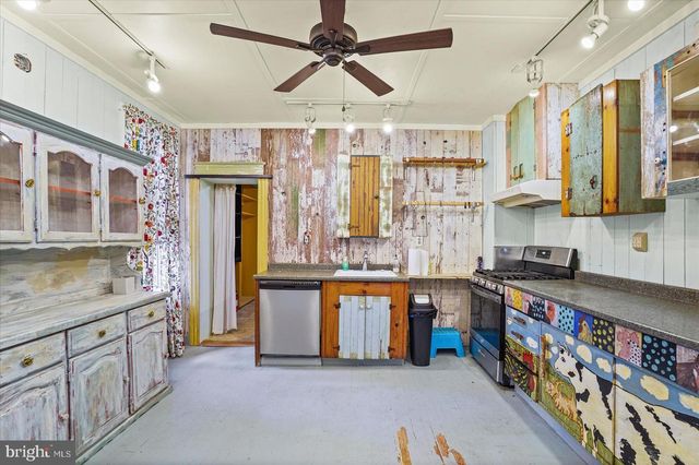 2104 LAKE AVE, Baltimore, MD 21218