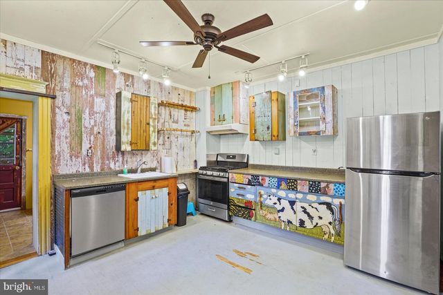 2104 LAKE AVE, Baltimore, MD 21218