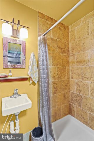2104 LAKE AVE, Baltimore, MD 21218