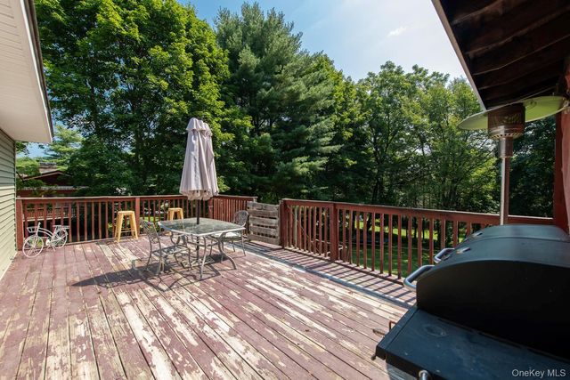 10 Lakeview Court, Poughkeepsie, NY 12603