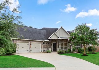 103 Lakeshore Court, Clute, TX 77531