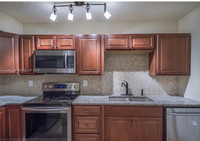 233 SE 11th Avenue 233, Pompano Beach, FL 33060
