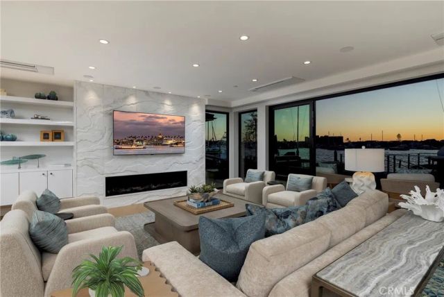 130 S Bay Front, Newport Beach, CA 92662
