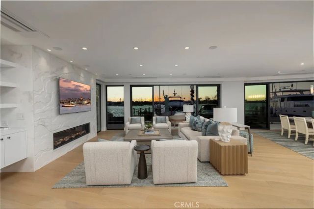 130 S Bay Front, Newport Beach, CA 92662