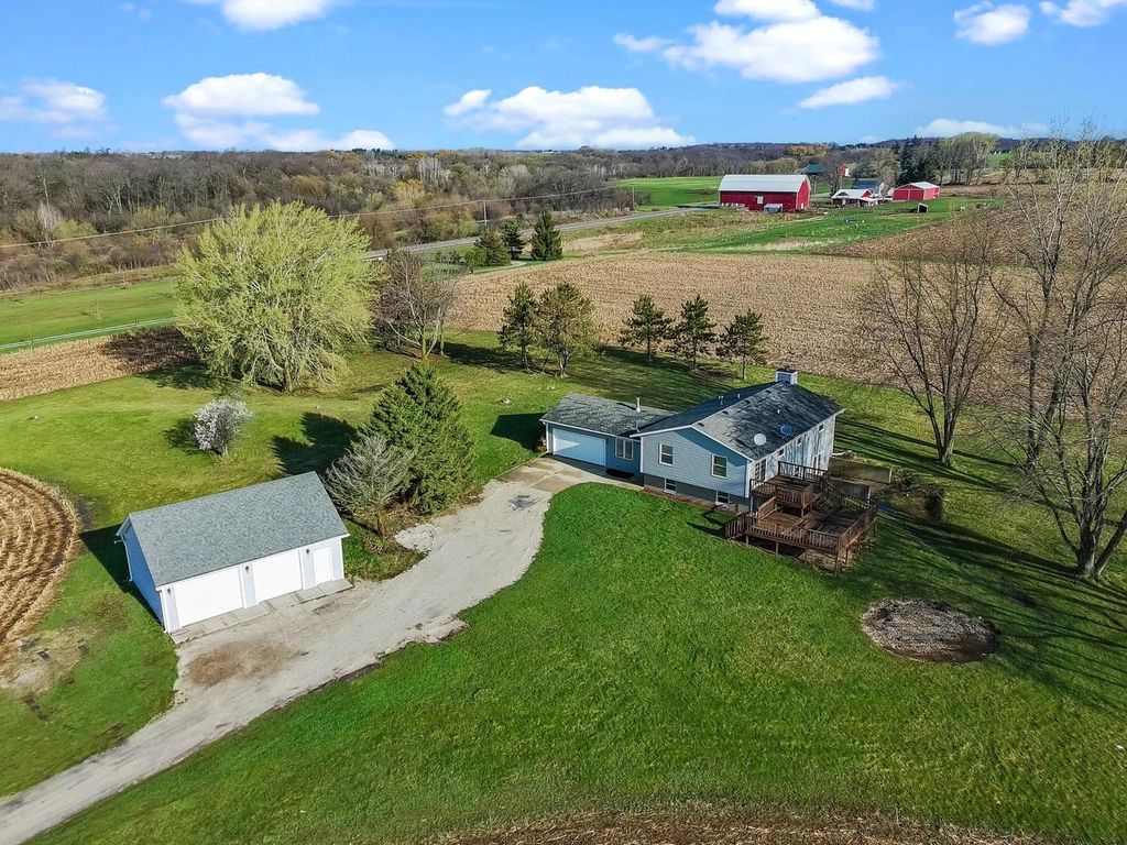 7164 Hospital ROAD, Burlington, WI 53105