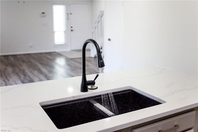 285 Ferdinand CIR, Virginia Beach, VA 23462