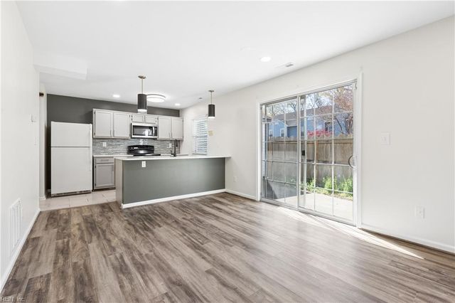 285 Ferdinand CIR, Virginia Beach, VA 23462