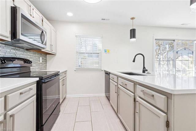 285 Ferdinand CIR, Virginia Beach, VA 23462