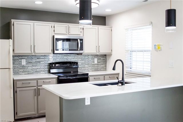 285 Ferdinand CIR, Virginia Beach, VA 23462