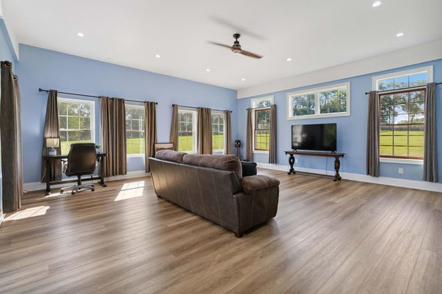 1599 Woodlake Road, Midway, KY 40347