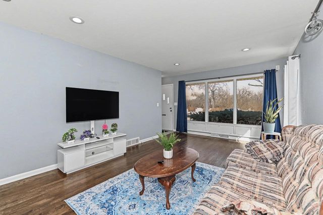 6045 W Lincoln Creek DRIVE, Milwaukee, WI 53218