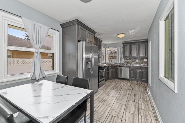 6045 W Lincoln Creek DRIVE, Milwaukee, WI 53218