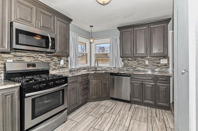 6045 W Lincoln Creek DRIVE, Milwaukee, WI 53218