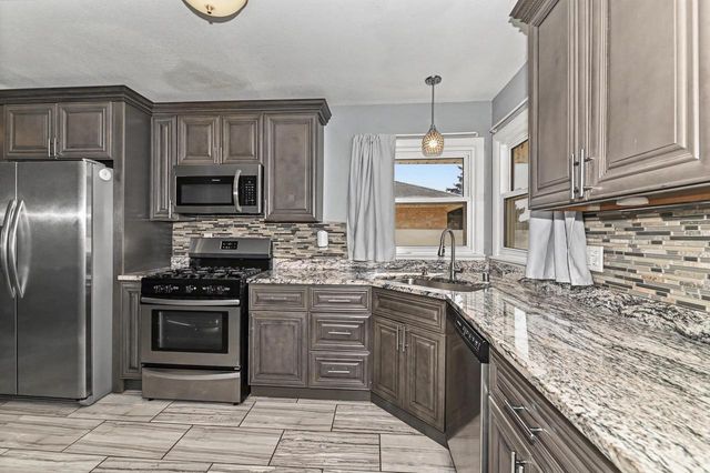 6045 W Lincoln Creek DRIVE, Milwaukee, WI 53218