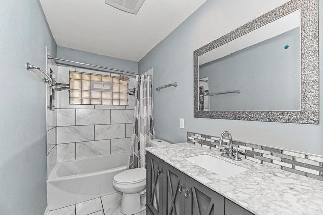 6045 W Lincoln Creek DRIVE, Milwaukee, WI 53218