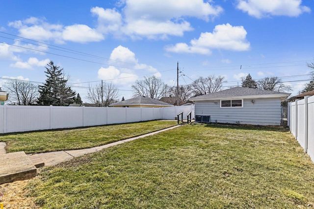 6045 W Lincoln Creek DRIVE, Milwaukee, WI 53218