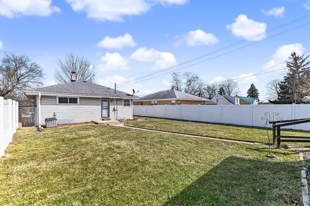 6045 W Lincoln Creek DRIVE, Milwaukee, WI 53218