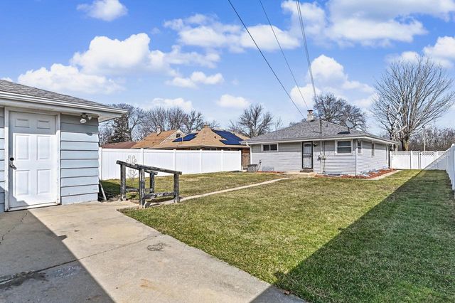6045 W Lincoln Creek DRIVE, Milwaukee, WI 53218