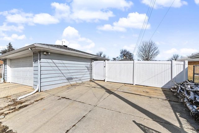 6045 W Lincoln Creek DRIVE, Milwaukee, WI 53218