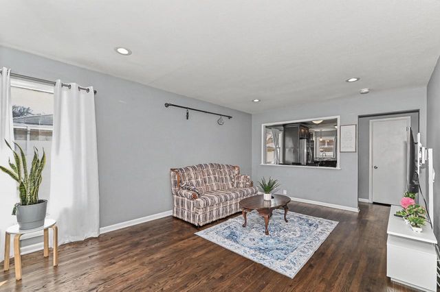 6045 W Lincoln Creek DRIVE, Milwaukee, WI 53218