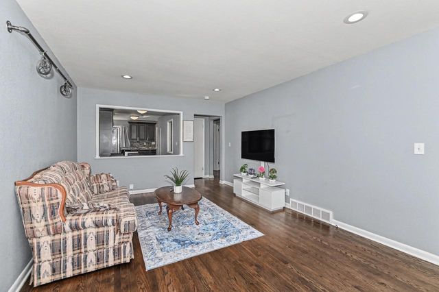 6045 W Lincoln Creek DRIVE, Milwaukee, WI 53218