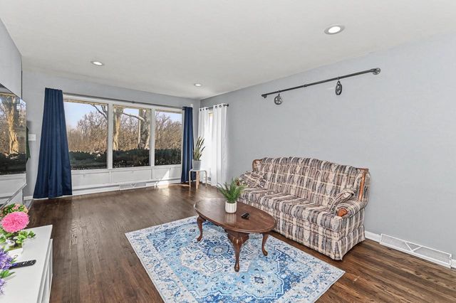 6045 W Lincoln Creek DRIVE, Milwaukee, WI 53218